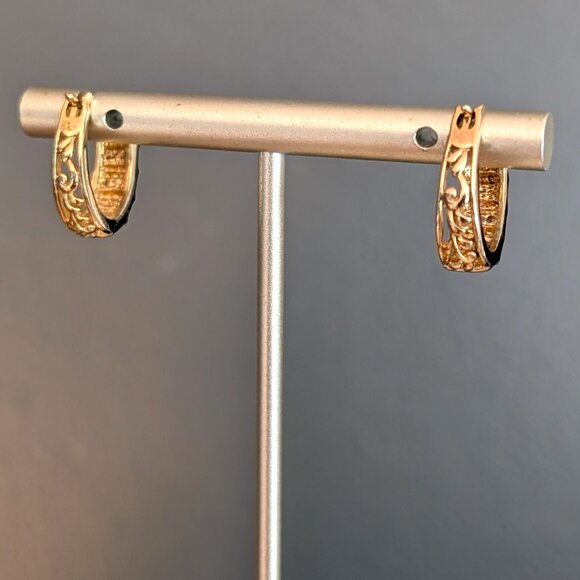 Small gold and silver huggie oval hoop earrings - Picture 9 of 11